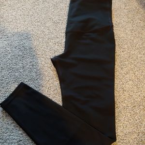 GapFit Maternity Blackout Technology Athletic legging Size Small